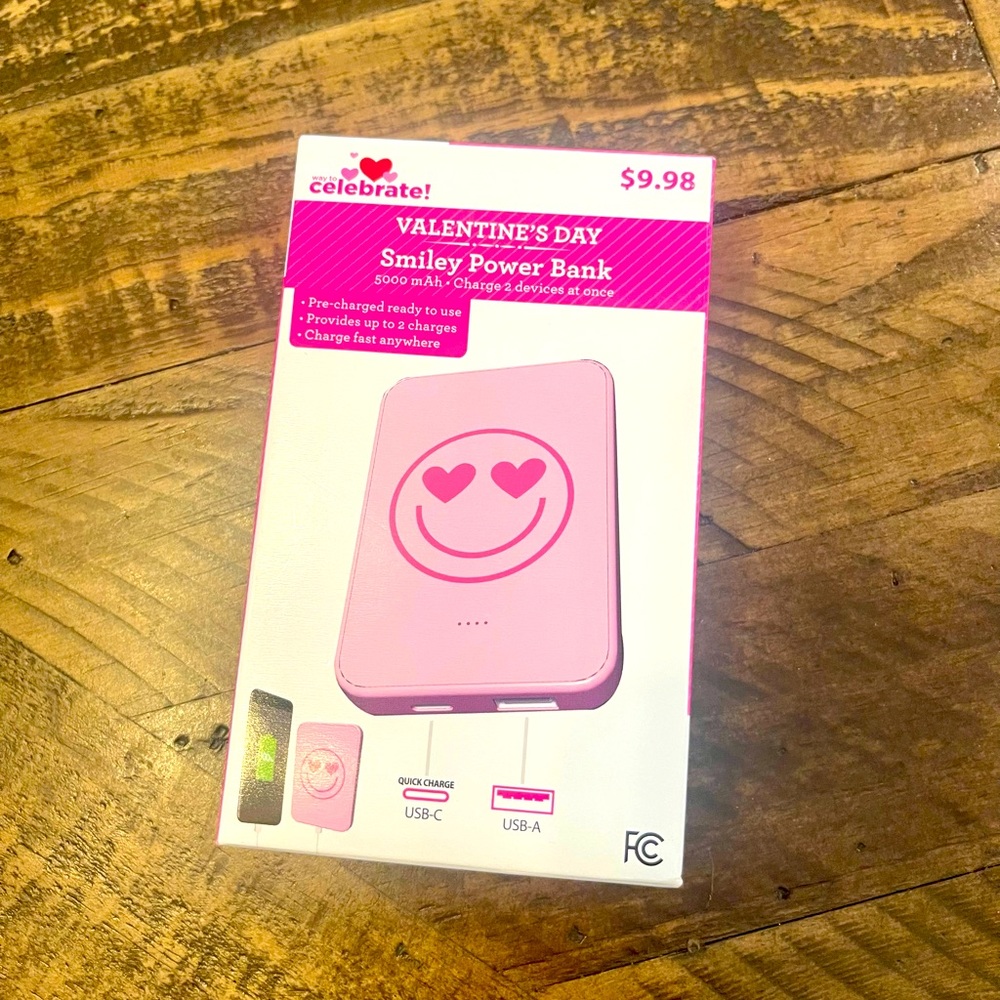 NWT - Pink Smiley Heart Power Bank w/ USB-C & USB-A Output Ports 😍💓